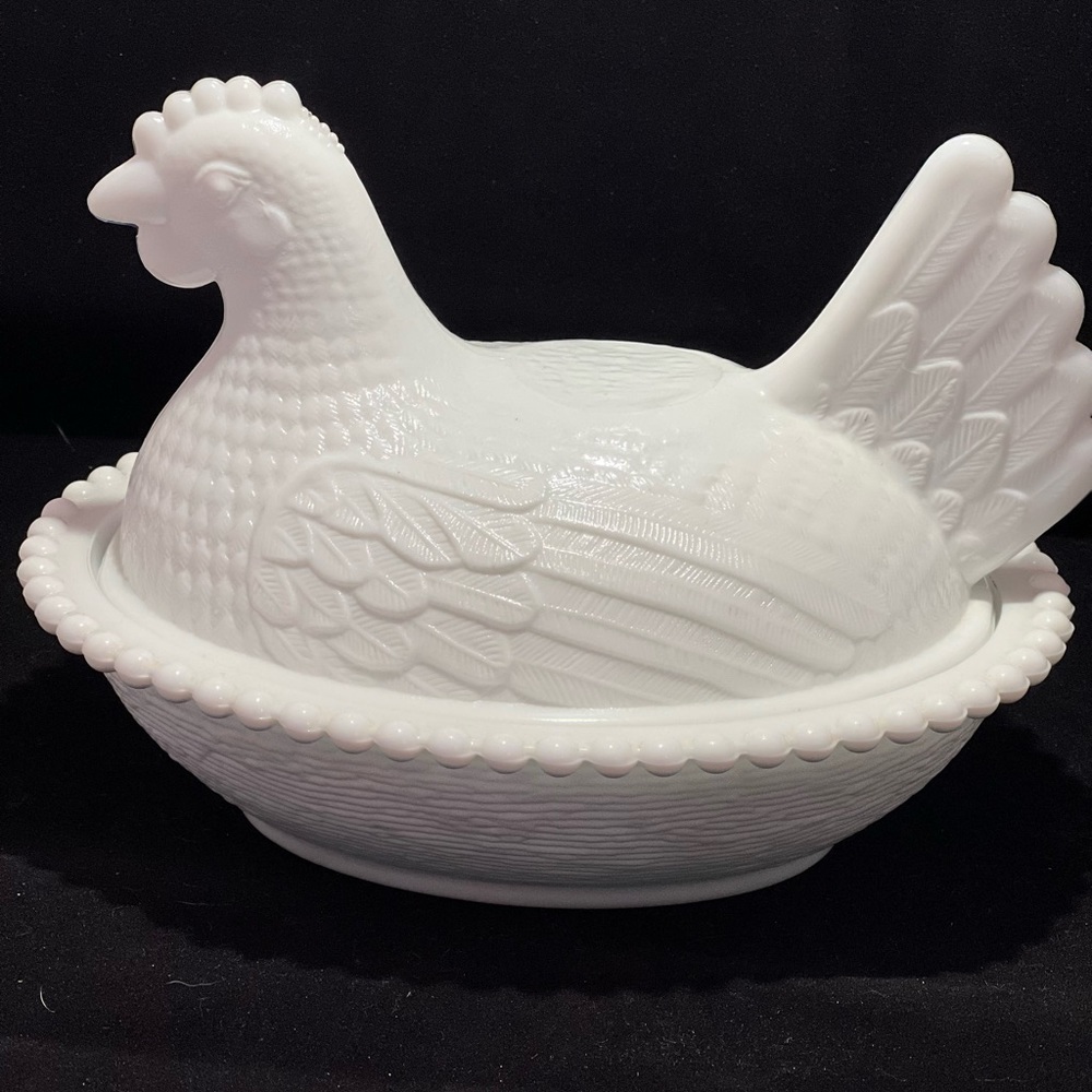 VINTAGE MILK GLASS HEN NESTING CHICKEN ON A NEST DISH !  No chips or cracks